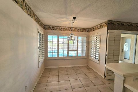 House in Port St. Lucie, Florida 4 bedrooms, 212.84 sq.m. № 2392374 - photo 17