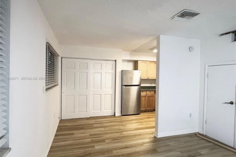 Appartement à louer à Miami, Floride: 2 chambres, 285.4 m2 № 2010391 - photo 4