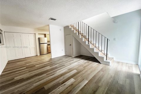 Appartement à louer à Miami, Floride: 2 chambres, 285.4 m2 № 2010391 - photo 2