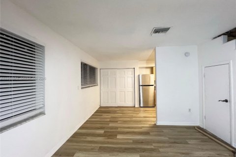 Appartement à louer à Miami, Floride: 2 chambres, 285.4 m2 № 2010391 - photo 3