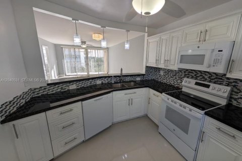 Купить кондоминиум в Майами, Флорида 2 спальни, 96.25м2, № 2087302 - фото 2