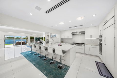 Villa ou maison à vendre à Miami, Floride: 5 chambres, 490.99 m2 № 1818730 - photo 6
