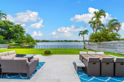 Villa ou maison à vendre à Miami, Floride: 5 chambres, 490.99 m2 № 1818730 - photo 17
