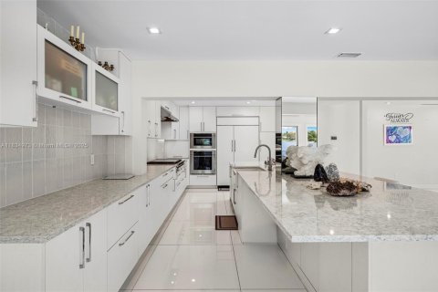 Villa ou maison à vendre à Miami, Floride: 5 chambres, 490.99 m2 № 1818730 - photo 8