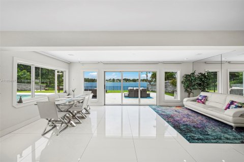 Villa ou maison à vendre à Miami, Floride: 5 chambres, 490.99 m2 № 1818730 - photo 12