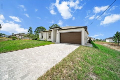House in Lehigh Acres, Florida 3 bedrooms, 117.99 sq.m. № 1738384 - photo 1