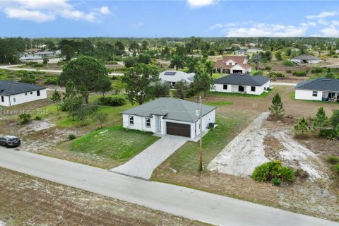 House in Lehigh Acres, Florida 3 bedrooms, 117.99 sq.m. № 1738384 - photo 4