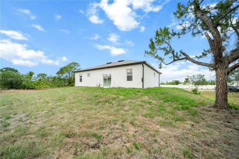 House in Lehigh Acres, Florida 3 bedrooms, 117.99 sq.m. № 1738384 - photo 27