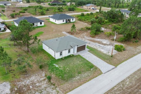 House in Lehigh Acres, Florida 3 bedrooms, 117.99 sq.m. № 1738384 - photo 2