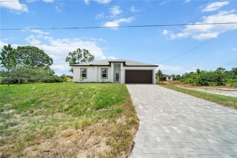 House in Lehigh Acres, Florida 3 bedrooms, 117.99 sq.m. № 1738384 - photo 6
