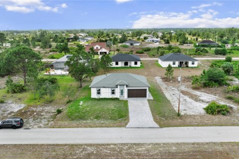 House in Lehigh Acres, Florida 3 bedrooms, 117.99 sq.m. № 1738384 - photo 3