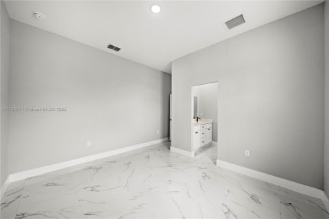 House in Lehigh Acres, Florida 3 bedrooms, 117.99 sq.m. № 1738384 - photo 15
