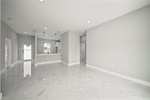 House in Lehigh Acres, Florida 3 bedrooms, 117.99 sq.m. № 1738384 - photo 12