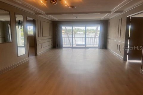 Condo in Saint Petersburg, Florida, 2 bedrooms  № 2103861 - photo 3