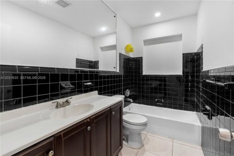 Casa en alquiler en Wilton Manors, Florida, 5 dormitorios, 139.35 m2 № 2193205 - foto 2