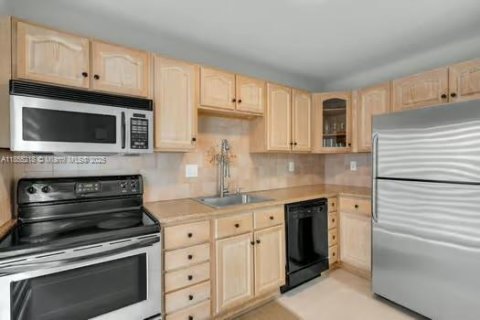 Townhouse in Miami, Florida 3 bedrooms, 119.75 sq.m. № 1883830 - photo 11