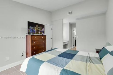 Townhouse in Miami, Florida 3 bedrooms, 119.75 sq.m. № 1883830 - photo 20