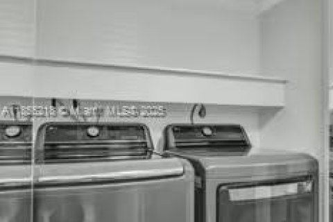 Townhouse in Miami, Florida 3 bedrooms, 119.75 sq.m. № 1883830 - photo 29