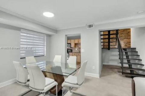 Townhouse in Miami, Florida 3 bedrooms, 119.75 sq.m. № 1883830 - photo 14