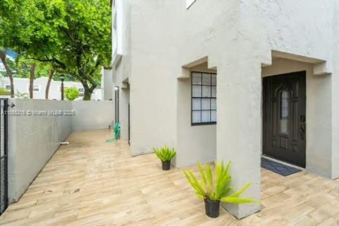 Townhouse in Miami, Florida 3 bedrooms, 119.75 sq.m. № 1883830 - photo 2