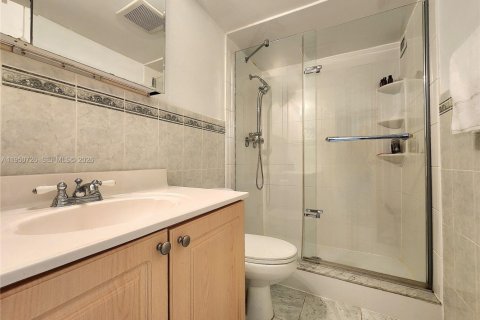 Купить кондоминиум в Халландейл-Бич, Флорида 2 спальни, 115.94м2, № 2062136 - фото 16