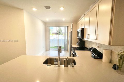 Townhouse in Pembroke Pines, Florida 4 bedrooms, 180.04 sq.m. № 1857090 - photo 9