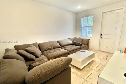 Townhouse in Pembroke Pines, Florida 4 bedrooms, 180.04 sq.m. № 1857090 - photo 3