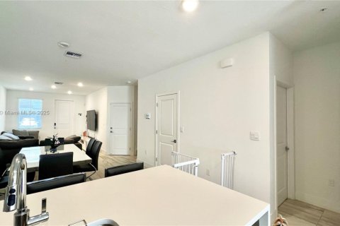 Townhouse in Pembroke Pines, Florida 4 bedrooms, 180.04 sq.m. № 1857090 - photo 14