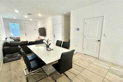 Townhouse in Pembroke Pines, Florida 4 bedrooms, 180.04 sq.m. № 1857090 - photo 5