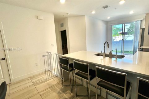 Townhouse in Pembroke Pines, Florida 4 bedrooms, 180.04 sq.m. № 1857090 - photo 8