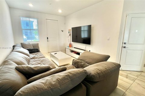 Townhouse in Pembroke Pines, Florida 4 bedrooms, 180.04 sq.m. № 1857090 - photo 2