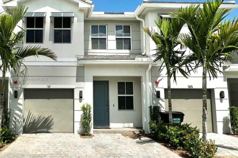 Townhouse in Pembroke Pines, Florida 4 bedrooms, 180.04 sq.m. № 1857090 - photo 1