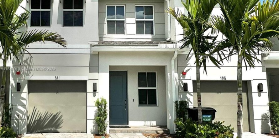 Townhouse in Pembroke Pines, Florida 4 bedrooms, 180.04 sq.m. № 1857090