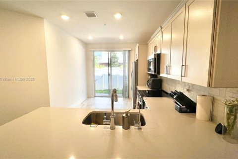 Townhouse in Pembroke Pines, Florida 4 bedrooms, 180.04 sq.m. № 1857090 - photo 10
