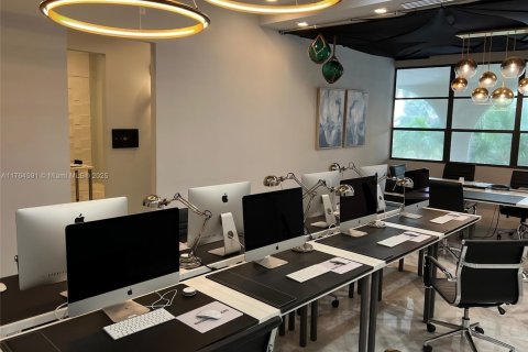 Commercial property in Hollywood, Florida № 1868457 - photo 11