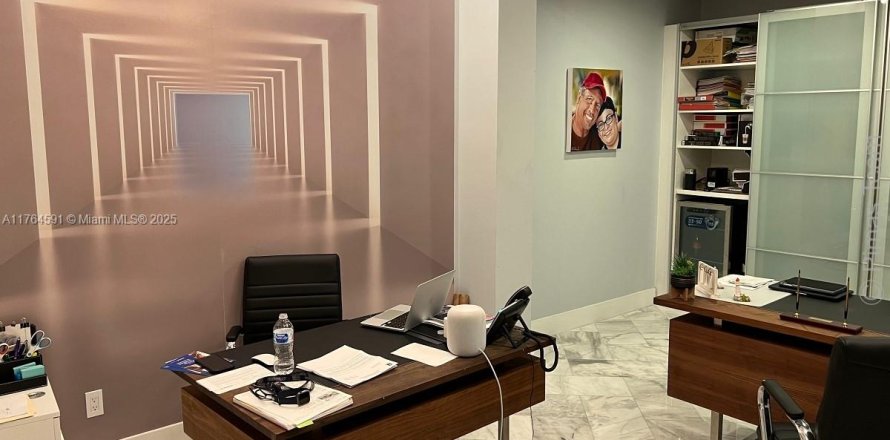 Commercial property in Hollywood, Florida № 1868457