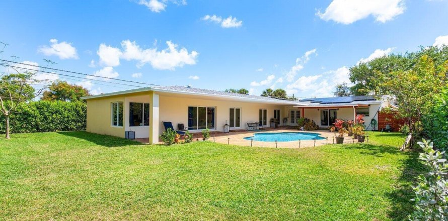 House in Delray Beach, Florida 5 bedrooms, 371.61 sq.m. № 2147263