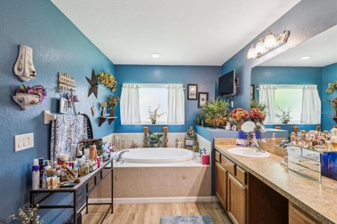 House in Weeki Wachee, Florida 3 bedrooms, 185.62 sq.m. № 1778991 - photo 28