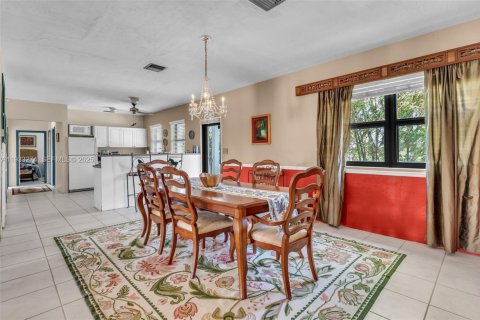 House in Miami, Florida 3 bedrooms, 224.45 sq.m. № 1994554 - photo 12