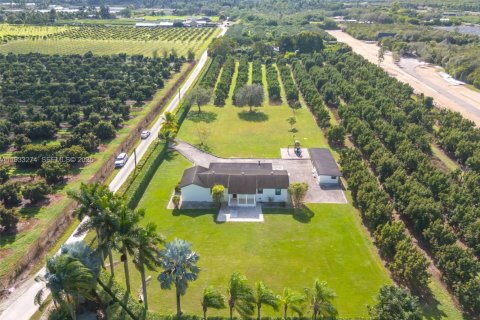 House in Miami, Florida 3 bedrooms, 224.45 sq.m. № 1994554 - photo 1