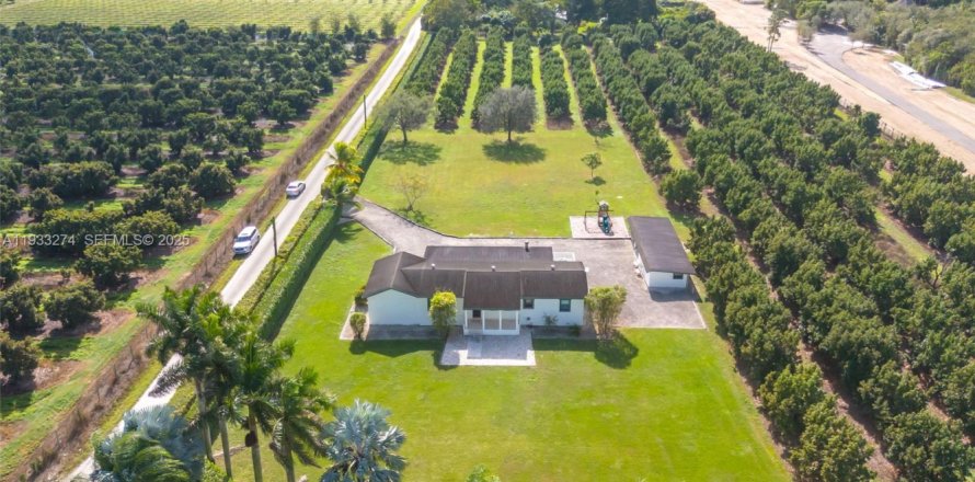 House in Miami, Florida 3 bedrooms, 224.45 sq.m. № 1994554