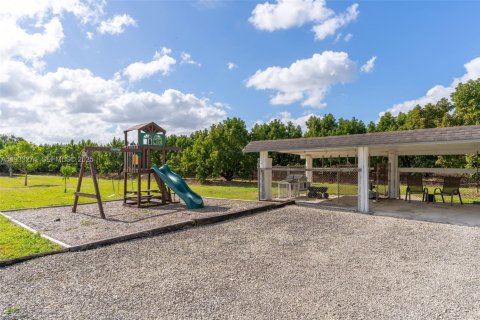 House in Miami, Florida 3 bedrooms, 224.45 sq.m. № 1994554 - photo 4