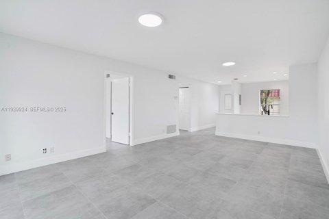 Купить кондоминиум в Лейк-Уорт, Флорида 2 спальни, 87.42м2, № 1989672 - фото 3