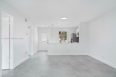 Купить кондоминиум в Лейк-Уорт, Флорида 2 спальни, 87.42м2, № 1989672 - фото 4