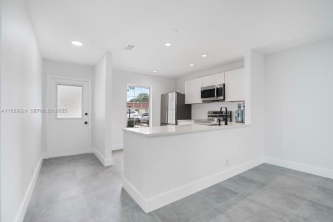 Купить кондоминиум в Лейк-Уорт, Флорида 2 спальни, 87.42м2, № 1989672 - фото 2