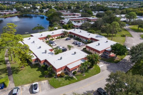 Купить кондоминиум в Лейк-Уорт, Флорида 2 спальни, 87.42м2, № 1989672 - фото 28