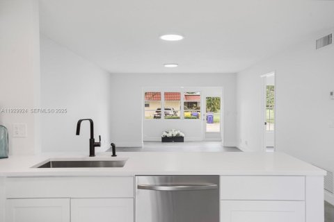 Купить кондоминиум в Лейк-Уорт, Флорида 2 спальни, 87.42м2, № 1989672 - фото 9