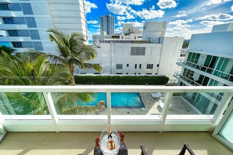 Condominio en venta en Miami Beach, Florida, 49.98 m2 № 1715637 - foto 2