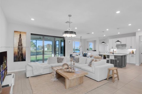 House in Tamarac, Florida 5 bedrooms, 245.82 sq.m. № 1819801 - photo 2