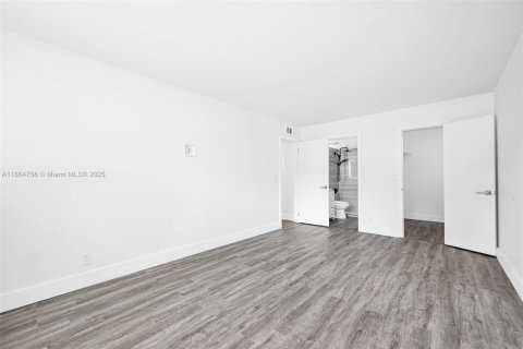 Condo in Deerfield Beach, Florida, 2 bedrooms  № 1893071 - photo 3